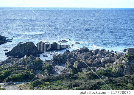 以太平洋為背景，眺望室戶岬尖端波濤洶湧的大海 Ver.2 117738075