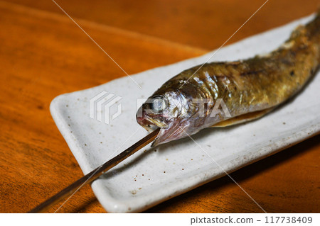 鹽烤虹鱒魚 117738409