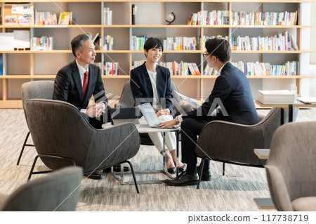 Businessmen negotiating in the lounge 117738719