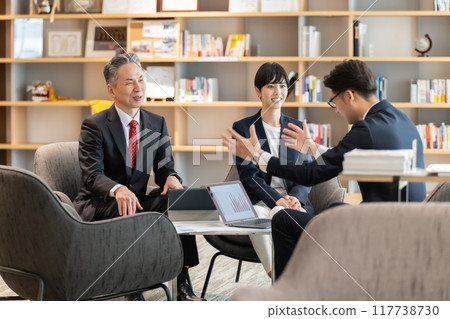 Businessmen negotiating in the lounge 117738730