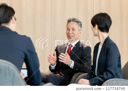 Businessmen negotiating in the lounge 117738740