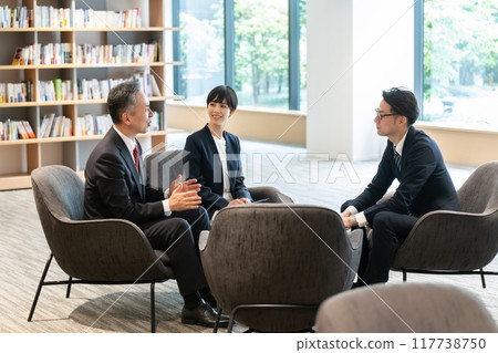 Businessmen negotiating in the lounge 117738750