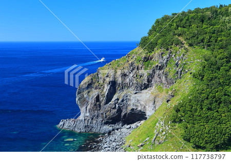 [Hokkaido] Clear skies on the Shiretoko Peninsula and sightseeing boats 117738797