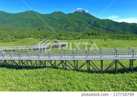 [Hokkaido] Shiretoko mountain range on a clear day 117738799