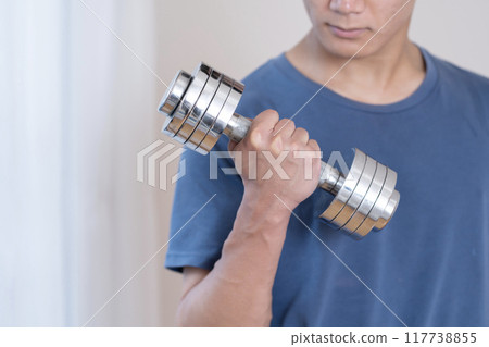 年輕人做肌肉訓練，啞鈴身體部位 117738855