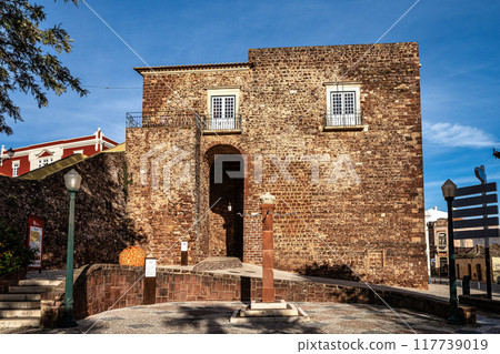 The city gate building, Torreao das Portas da Cidade in the city centre of Silves, Portugal, Europe 117739019