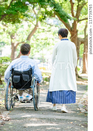 老夫婦坐輪椅在公園散步，後視 117739765