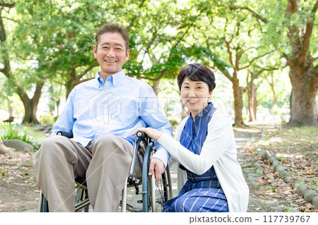 一對坐在輪椅上行走的年長夫婦的肖像 117739767