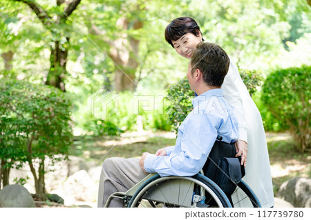 一對坐在輪椅上行走的年長夫婦的肖像 117739780