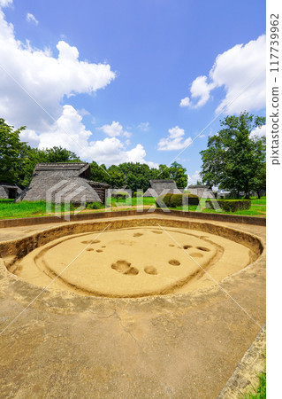 A pit dwelling during excavation (Otsuka Toshikado Ruins Park, Yokohama) 117739962