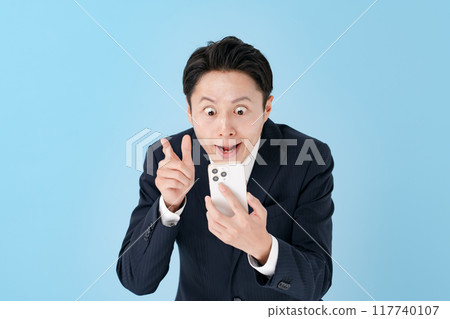 一位商人驚訝與智能手機 117740107