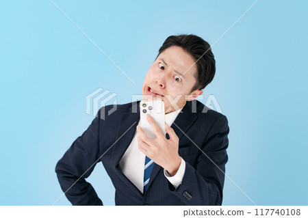一位商人驚訝與智能手機 117740108