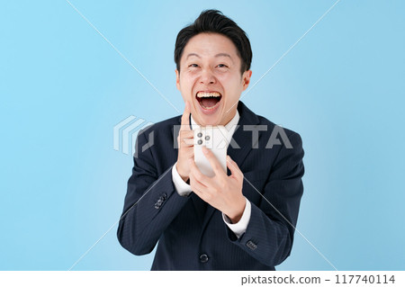 一位商人驚訝與智能手機 117740114