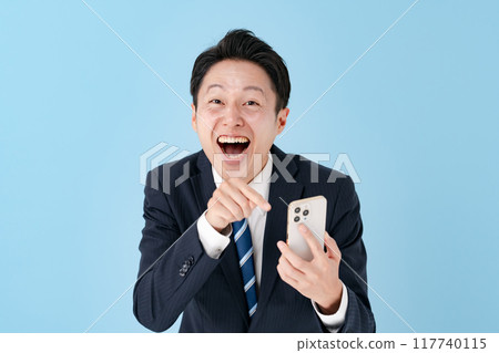 一位商人驚訝與智能手機 117740115