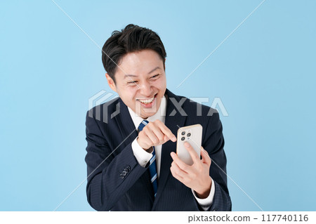 一位商人驚訝與智能手機 117740116