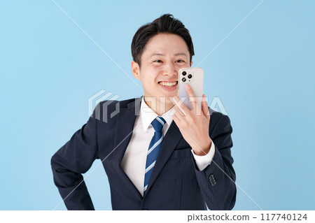 一位商人驚訝與智能手機 117740124