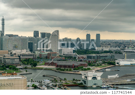 [Kanagawa Prefecture] Rainy cityscape of Yokohama 117741544