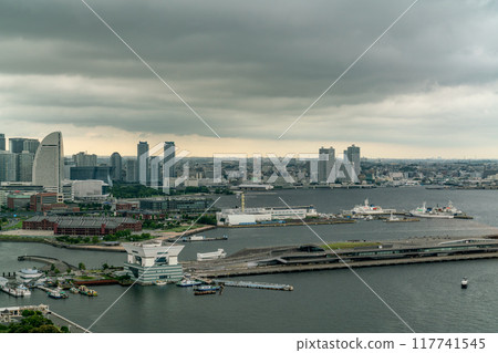 [Kanagawa Prefecture] Rainy cityscape of Yokohama 117741545