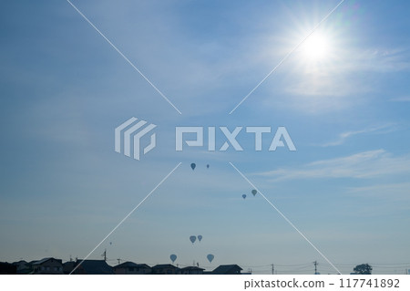Balloon festival scenery shining in the morning sun (morning clouds and morning sun, photographed early in the morning) (rural area) Saga City, Saga Prefecture Balloon festival scenery shining in the morning sun (morning clouds and morning sun, photographed early in the morning) (rural area) Saga City, Saga Prefecture 117741892