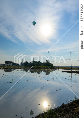 Balloon festival scenery shining in the morning sun (morning clouds and morning sun, photographed early in the morning) (rural area) Saga City, Saga Prefecture Balloon festival scenery shining in the morning sun (morning clouds and morning sun, photographed early in the morning) (rural area) Saga City, Saga Prefecture 117741902