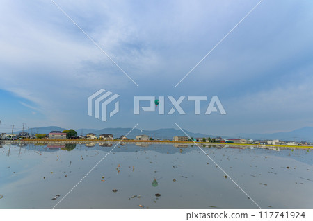 倒影的熱氣球嘉年華風景(清晨的雲朵和朝陽,清晨拍攝)(鄉村地區)佐賀縣佐賀市 倒影的熱氣球嘉年華風景(清晨的雲朵和朝陽,清晨拍攝)(鄉村地區)佐賀縣佐賀市 117741924