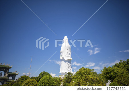 This is a beautiful view of Linh Ung Pagoda on Son Tra Peninsula, a famous tourist attraction in Vietnam. 117742531