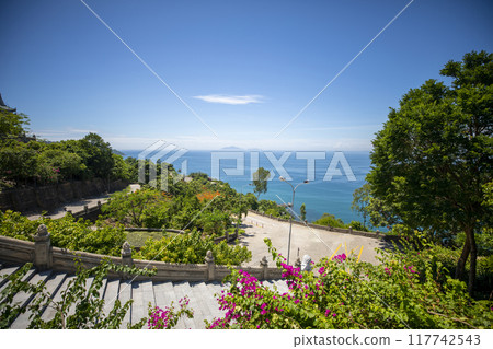 This is a beautiful view of Linh Ung Pagoda on Son Tra Peninsula, a famous tourist attraction in Vietnam. 117742543
