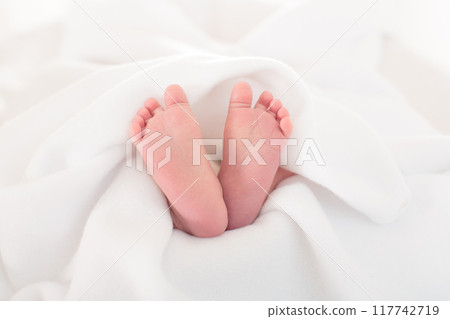 Little baby on white bed Little baby on white bed 117742719