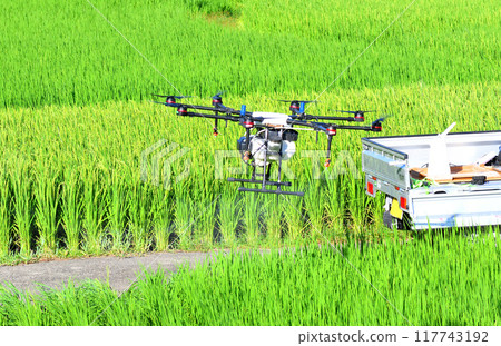 使用農用無人機噴灑農藥 117743192