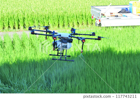 使用農用無人機噴灑農藥 使用農用無人機噴灑農藥 117743211