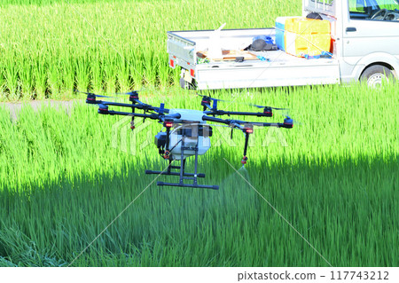使用農用無人機噴灑農藥 117743212