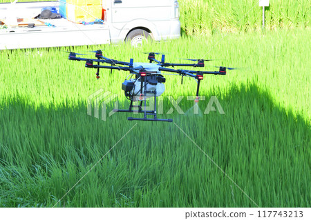 使用農用無人機噴灑農藥 117743213