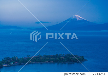 [Shizuoka Prefecture] Mount Fuji seen across the sea from Cape Osezaki at dawn 117743251