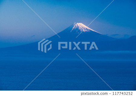 [靜岡縣] 黎明時分，從大崎眺望海上的富士山 117743252