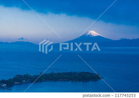 [Shizuoka Prefecture] Mount Fuji seen across the sea from Cape Osezaki at dawn 117743253