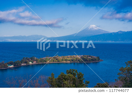 【靜岡縣】早晨與大崎隔海相望的富士山 【靜岡縣】早晨與大崎隔海相望的富士山 117744077