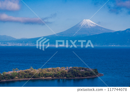 【靜岡縣】早晨與大崎隔海相望的富士山 【靜岡縣】早晨與大崎隔海相望的富士山 117744078