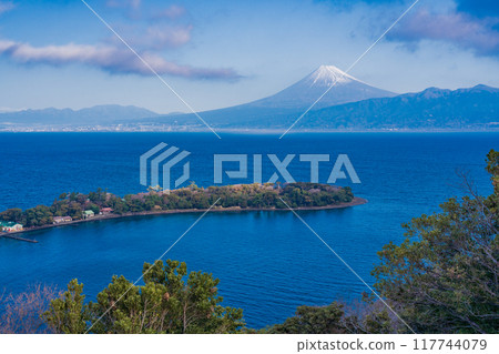 [Shizuoka Prefecture] Mt. Fuji seen across the sea from Osezaki in the morning 117744079