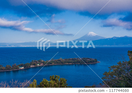 【靜岡縣】早晨與大崎隔海相望的富士山 【靜岡縣】早晨與大崎隔海相望的富士山 117744080