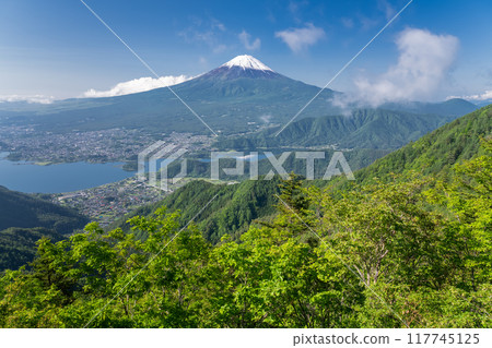 [Yamanashi Prefecture] Shindo Pass with a view of Mt. Fuji and Lake Kawaguchi 117745125