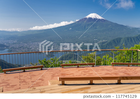 [Yamanashi Prefecture] Shindo Pass with a view of Mt. Fuji and Lake Kawaguchi 117745129