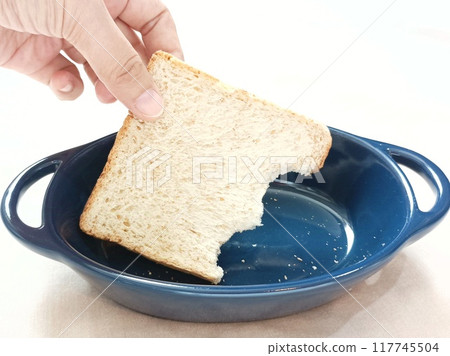 wholemeal bread in ceramic bowl wholemeal bread in ceramic bowl 117745504