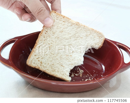 wholemeal bread in ceramic bowl wholemeal bread in ceramic bowl 117745506