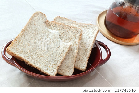 wholemeal bread in ceramic bowl wholemeal bread in ceramic bowl 117745510