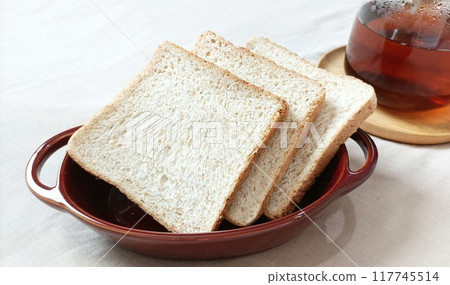 wholemeal bread in ceramic bowl wholemeal bread in ceramic bowl 117745514