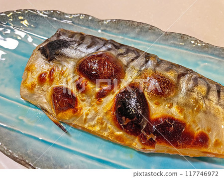 鹽烤鯖魚:一道經典的日本料理,將鯖魚用鹽簡單烤製而成。 鹽烤鯖魚:一道經典的日本料理,將鯖魚用鹽簡單烤製而成。 117746972