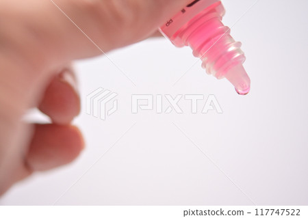 使用眼藥水的地方 使用眼藥水的地方 117747522