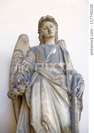 Detail of a mourning sculpture on a Mirogoj cemetery, Zagreb, Croatia 117748208