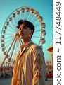 一名男子在摩天輪前等待 117748449