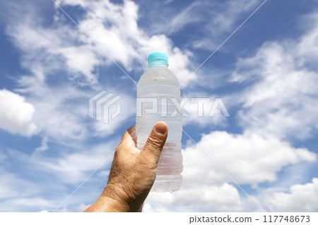 手拿著一個塑膠瓶反對藍天 117748673